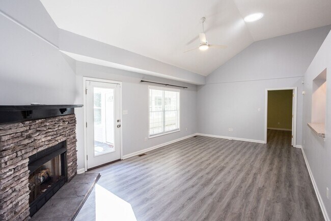 Building Photo - Loudon 37774 - Short-term Lease Available ...