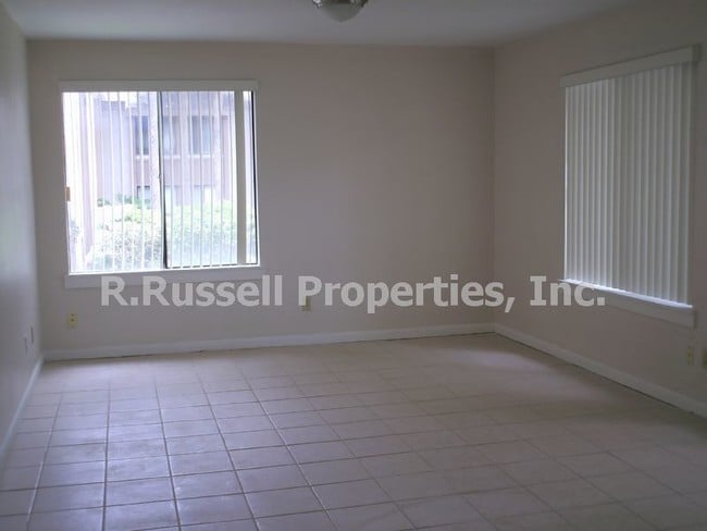 Building Photo - 200 Orienta Point St
