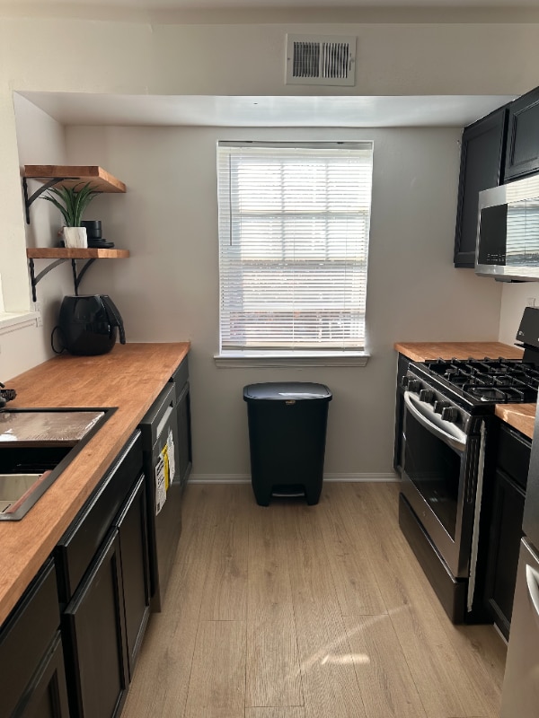 Photo - 139000 Farnsworth Ln Apartment