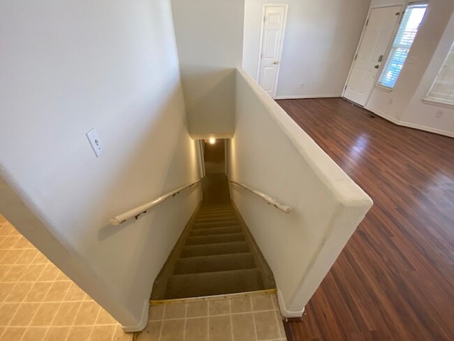 Building Photo - 5 Bed - 3 Bath with 2 Car Garage
