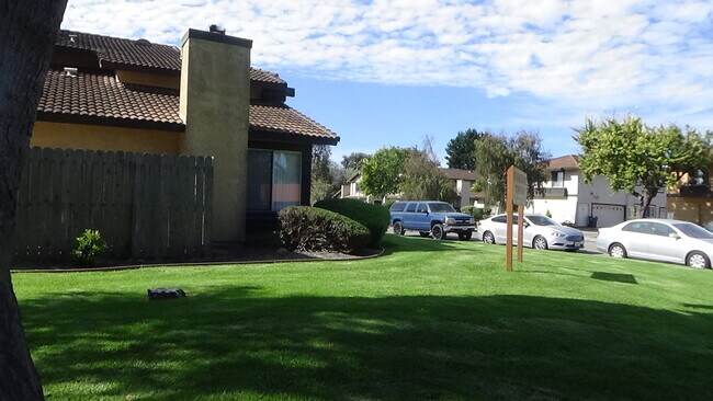 Patio lateral 2 - 725 Summerwood Ln