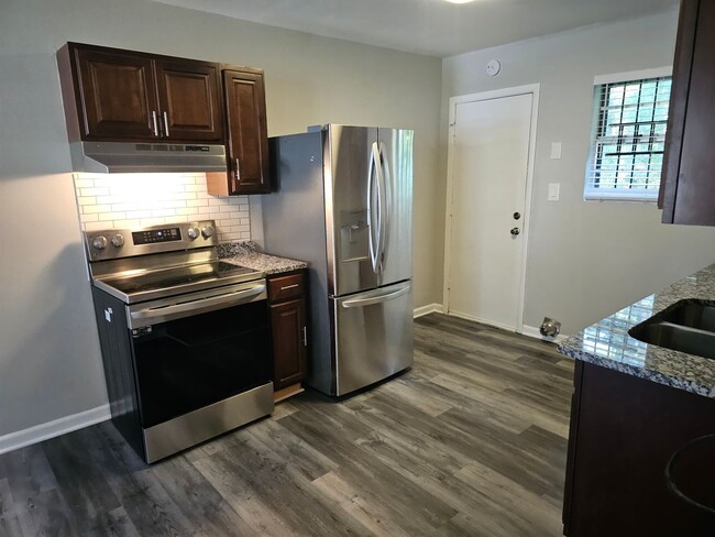 Building Photo - Renovated 2 bed 1 bath Duplex