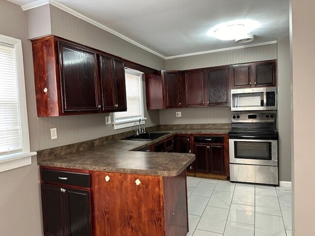 Building Photo - Welcome to this charming 3-bedroom, 1.5-ba...