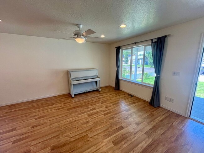 Building Photo - Lovely Home Located In Provo