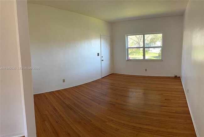 Foto del edificio - 715 NE 91st St