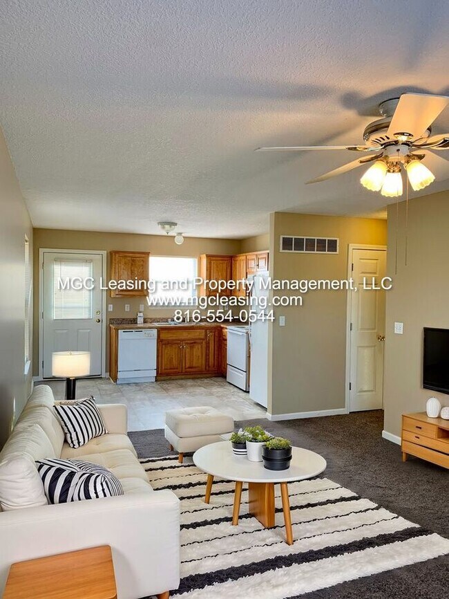 Building Photo - Spacious 2-story Duplex with 1-Car Garage in Lee's Summit!