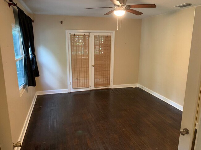 Building Photo - Adorable 1940s Home In Colonial Town