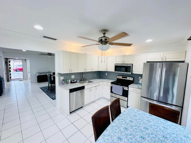 Building Photo - 5077 Forsythia St