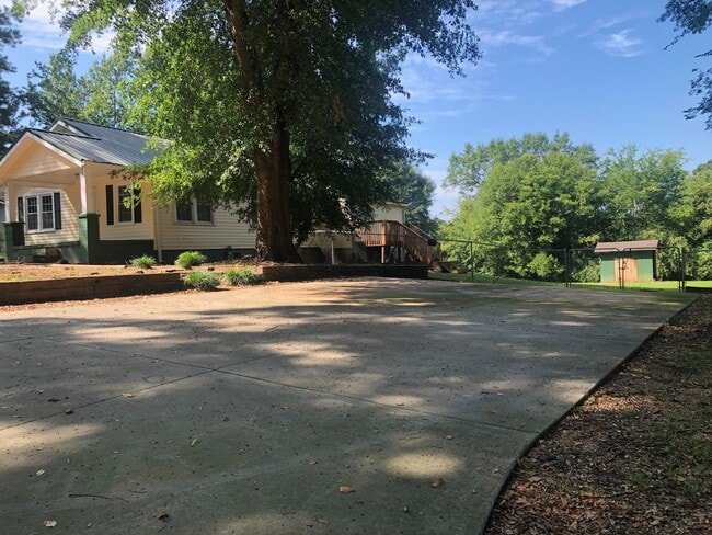 Building Photo - 3 Bedrooms, 2 Bathrooms - North Rome House