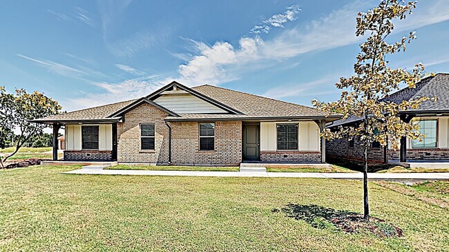 Building Photo - 2 Bedroom 2 Bathroom 1 Car Garage Duplex with upgrades located off Broadway Extension, a short di...