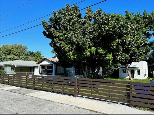 Building Photo - 1025 NW 55th St
