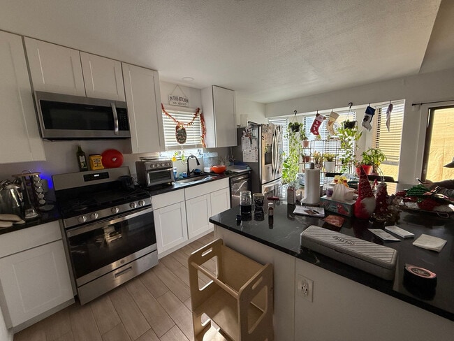 Foto del edificio - Room in House on Southwest Dr