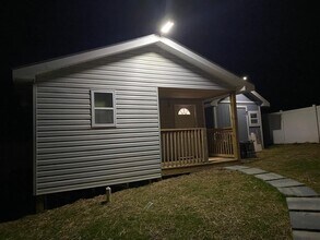 Building Photo - 4219 Midway Dr