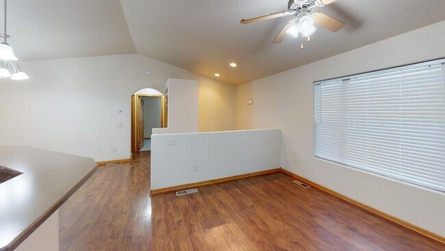 Foto del edificio - Spacious 4-Bed, 3-Bath Family Home with Fenced Yard and Attached Garage