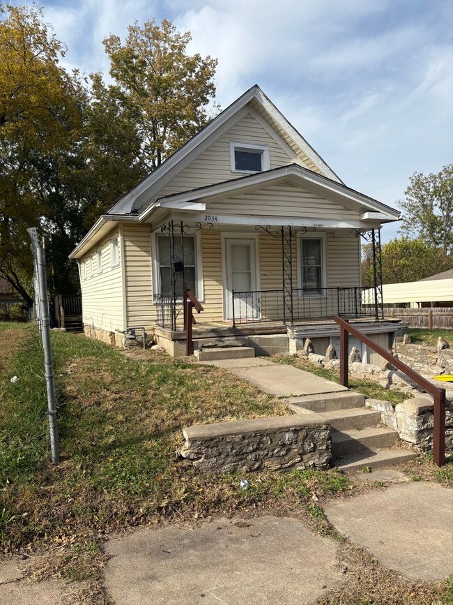 Building Photo - 2034 Lawn Ave