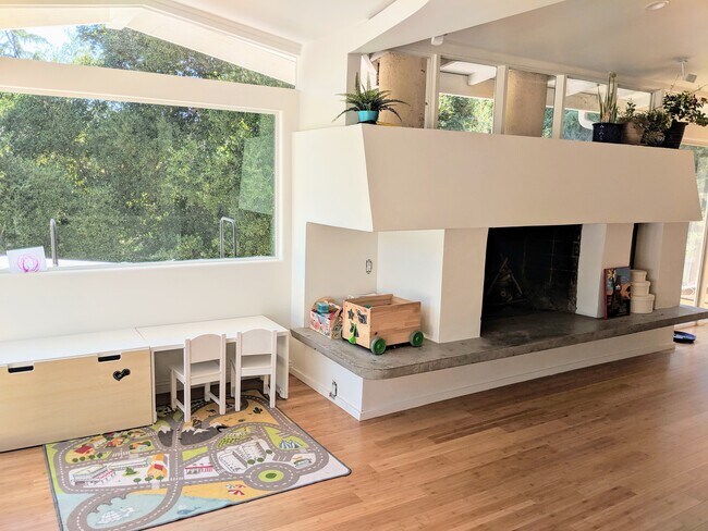 Foto del edificio - 1200 N Topanga Canyon Blvd