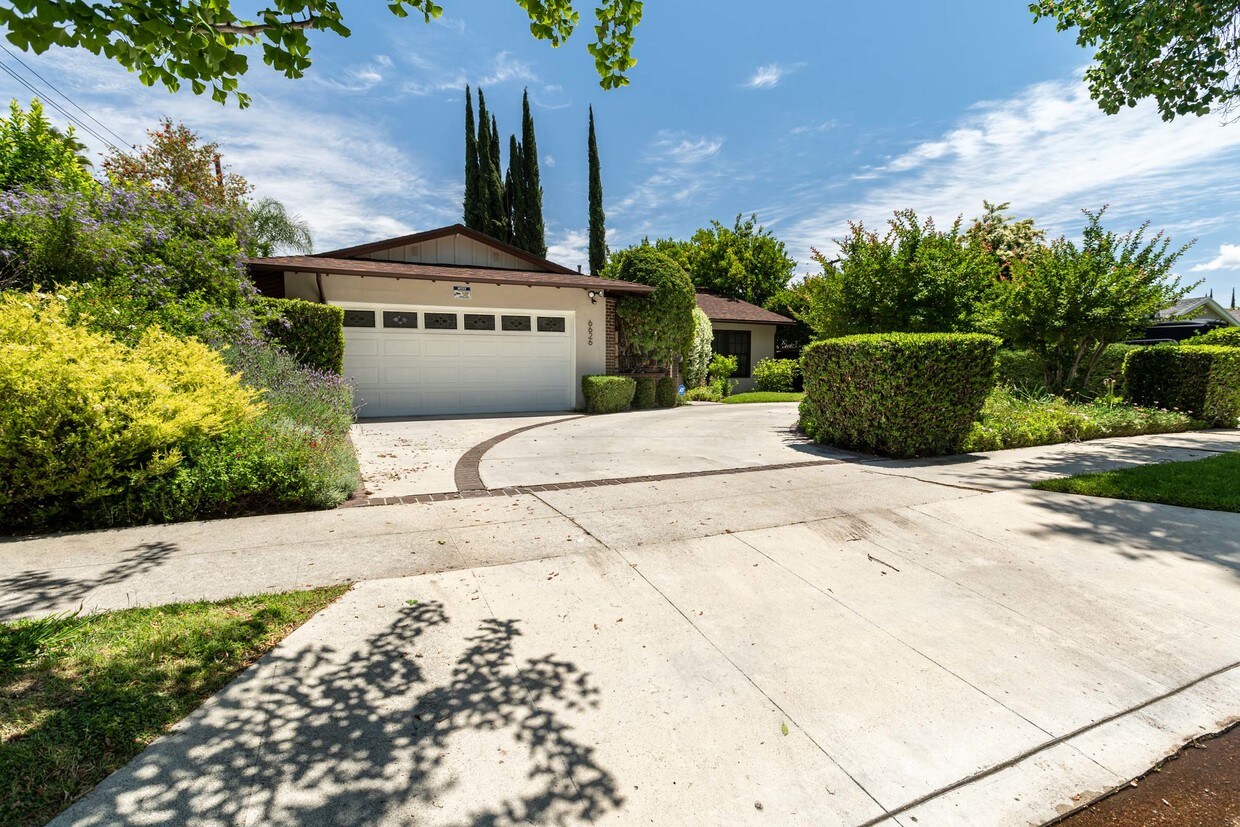 Primary Photo - 6626 Moorcroft Ave