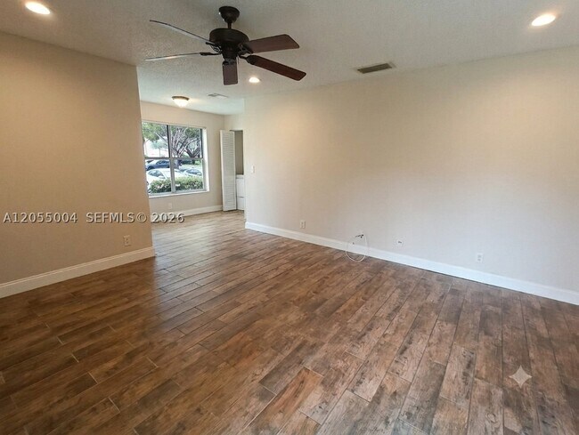 Foto del edificio - 3430 Pinewalk Dr N
