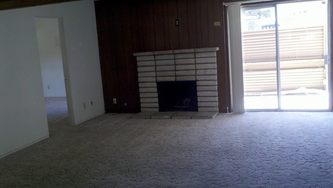 living room - 1140 Montalban St