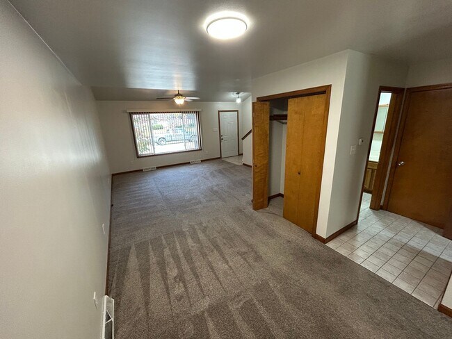 Foto del edificio - Two Bedroom. 1.5 Bath TOWNHOUSE