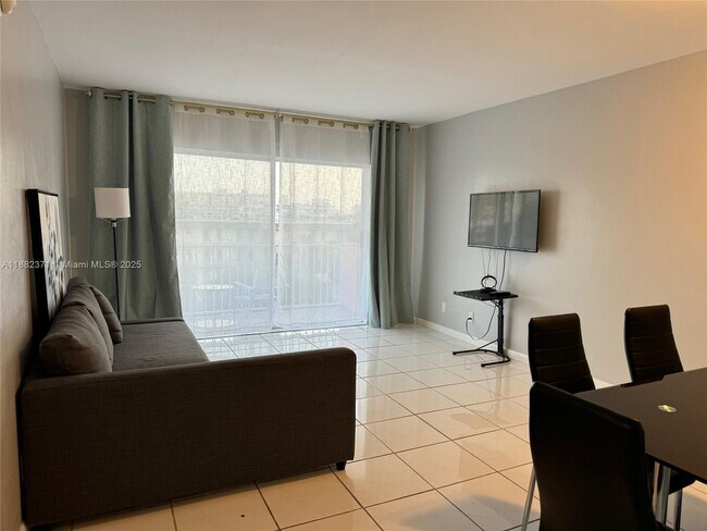 Building Photo - 2200 E Hallandale Beach Blvd