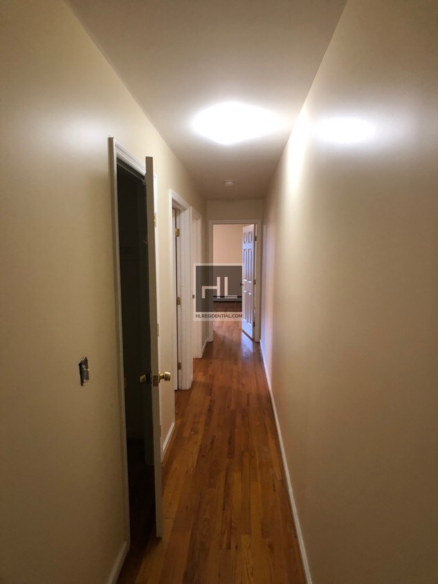Building Photo - 3 Bed/2 Full bath on 59 STREET