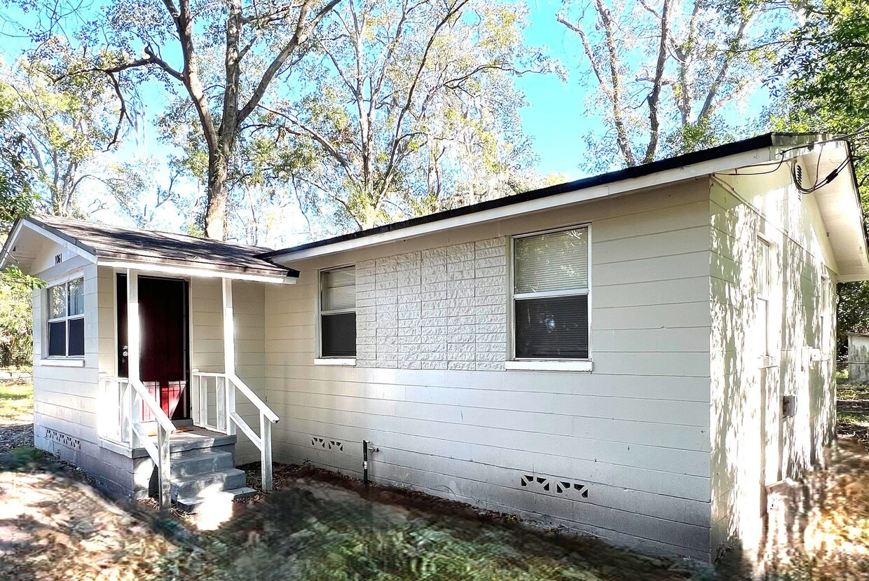 Primary Photo - Newly Remodled North side Bungalow with a ...