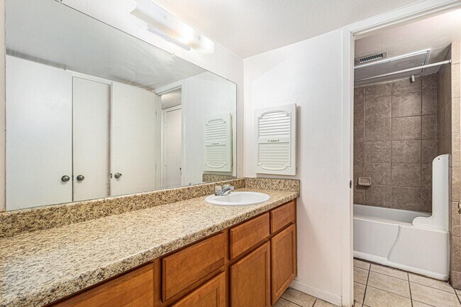 Foto del edificio - 3045 Walnut Bend Ln