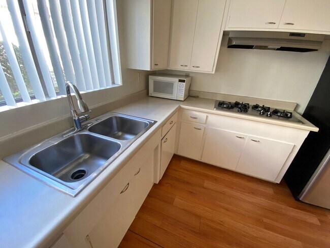 Foto del edificio - 1824 Manning Ave