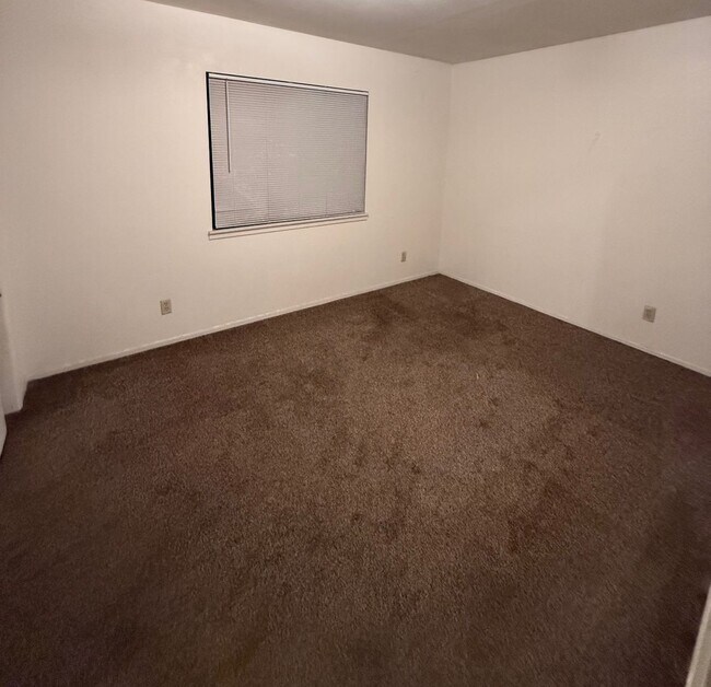 Foto del edificio - 2 BEDROOM 1 BATH - UPSTAIRS UNIT