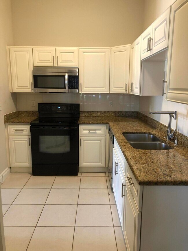 Building Photo - 2500 Venetian Ct
