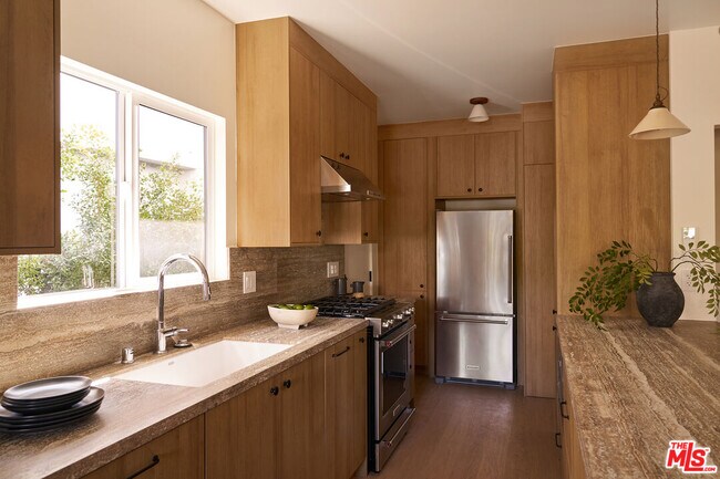 Foto del edificio - 2411 Abbot Kinney Blvd