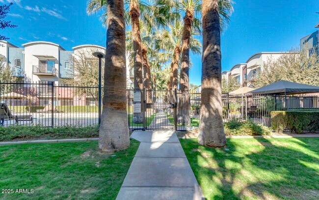 Foto del edificio - 525 W Lakeside Dr