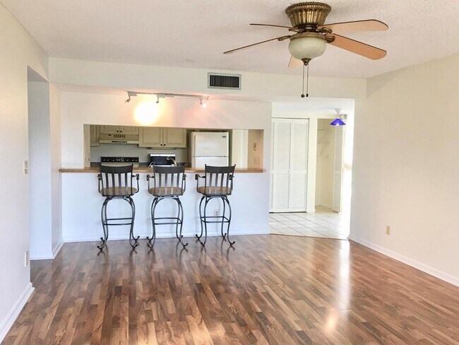 Foto del edificio - 4283 Wood Ride Rd
