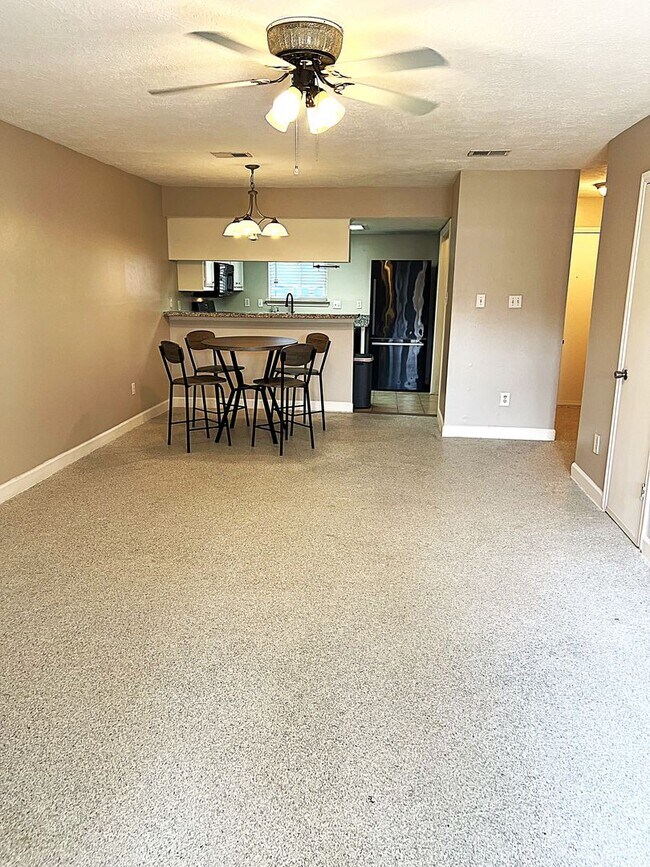 Foto del edificio - Conveniently Located Humble Townhome