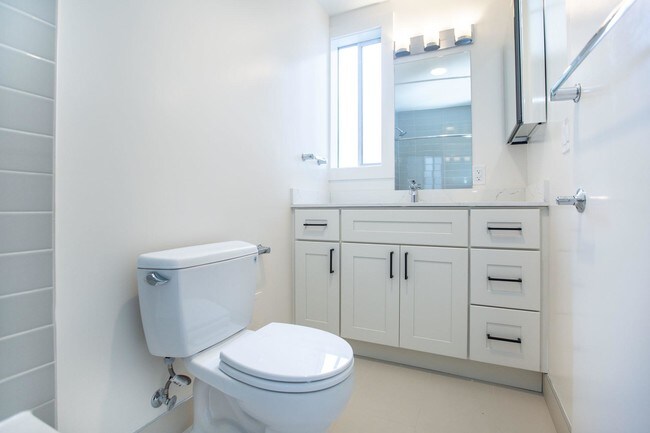 Building Photo - bedroom in San Francisco CA 94108