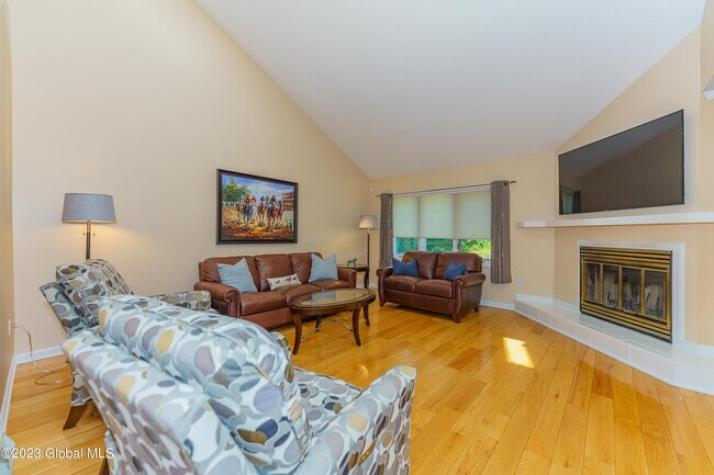 Building Photo - 26 Saratoga Cir