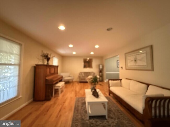 Foto del edificio - 220 Summit Hall Rd