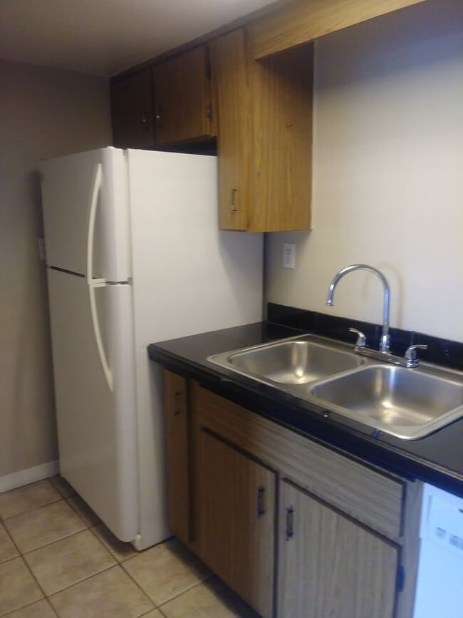 Building Photo - Gated Community 1 Bedroom 1.5 Bath Near Do...