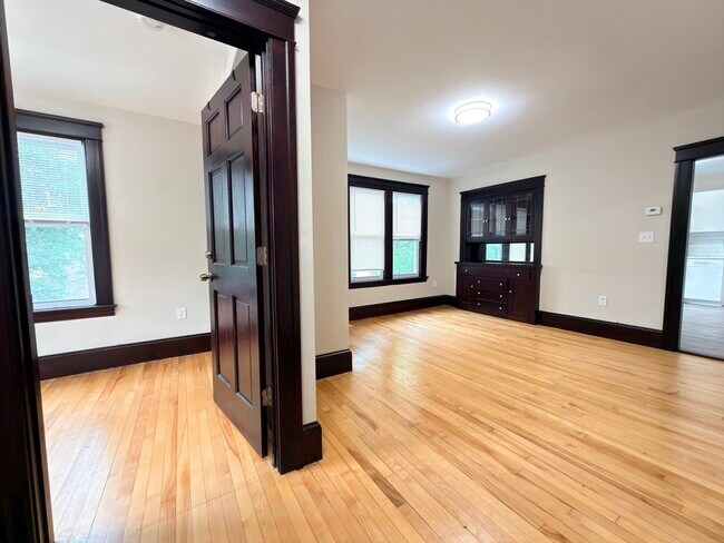 Building Photo - 4 Glade St