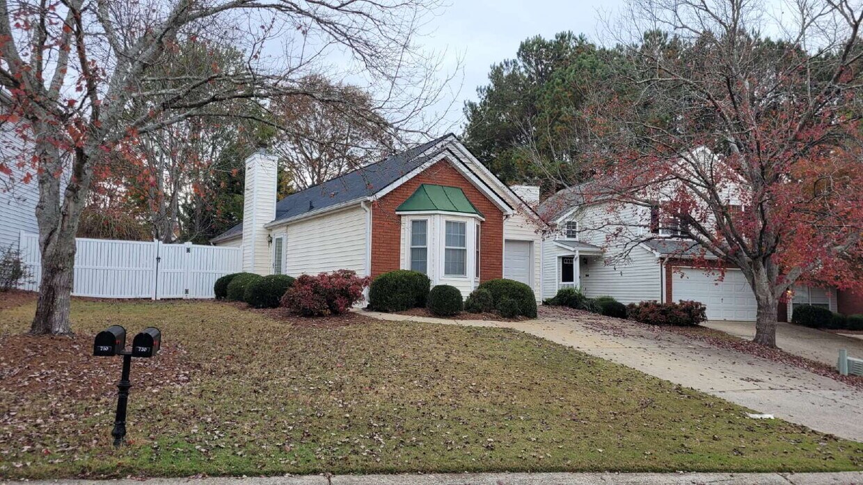 Primary Photo - Charming 2 Bed/2 Bath Alpharetta Home with...