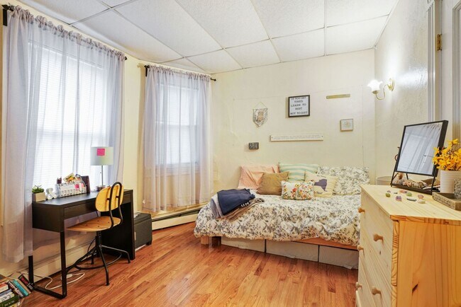 Foto del edificio - Spacious Four Bedroom Right In Mission Hill