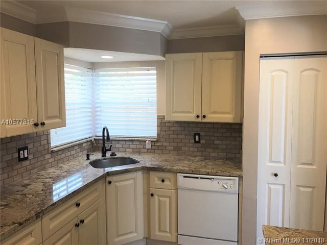 Foto del edificio - 4761 NW 5th Ct