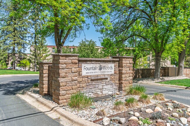 Foto del edificio - 6650-6730 Vernon Ave S