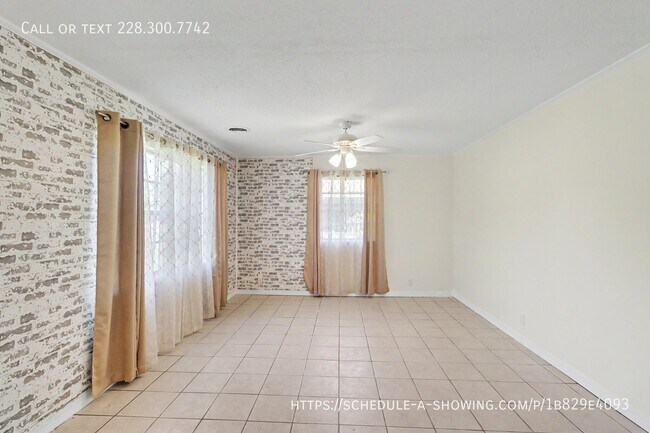 Building Photo - 10616 Oak St