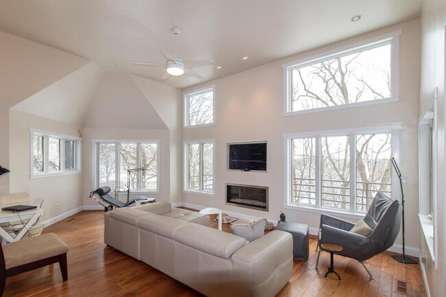 Building Photo - 601 Woodhaven Ct NE