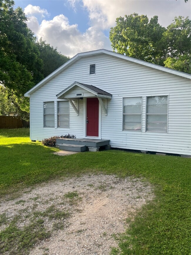 Building Photo - 704 15th Ave N