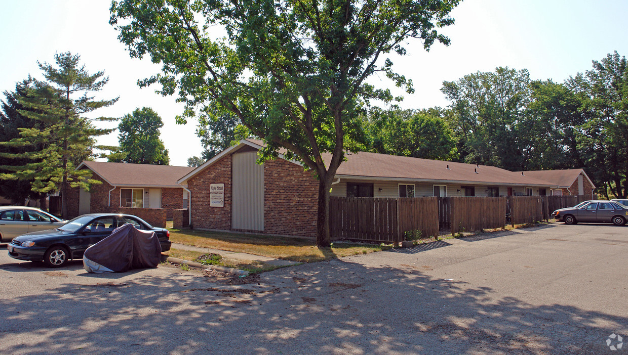 Primary Photo - Maple Street Apartments