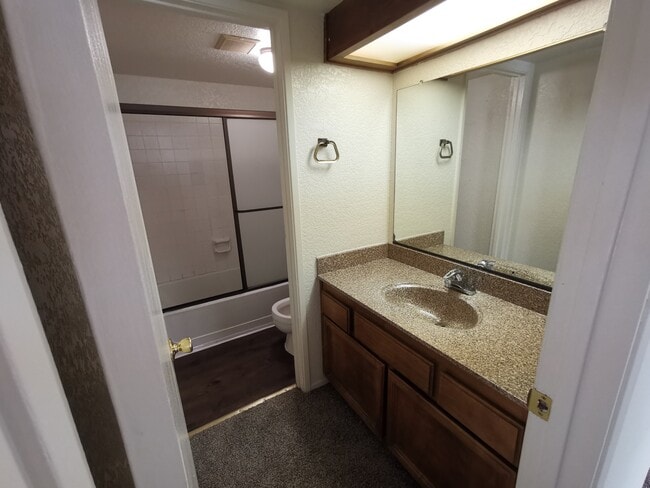 Baño 2 - Shadowbrook Apartments