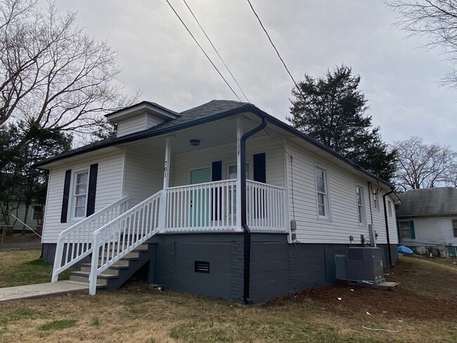 Photo - 701 N Pear St House